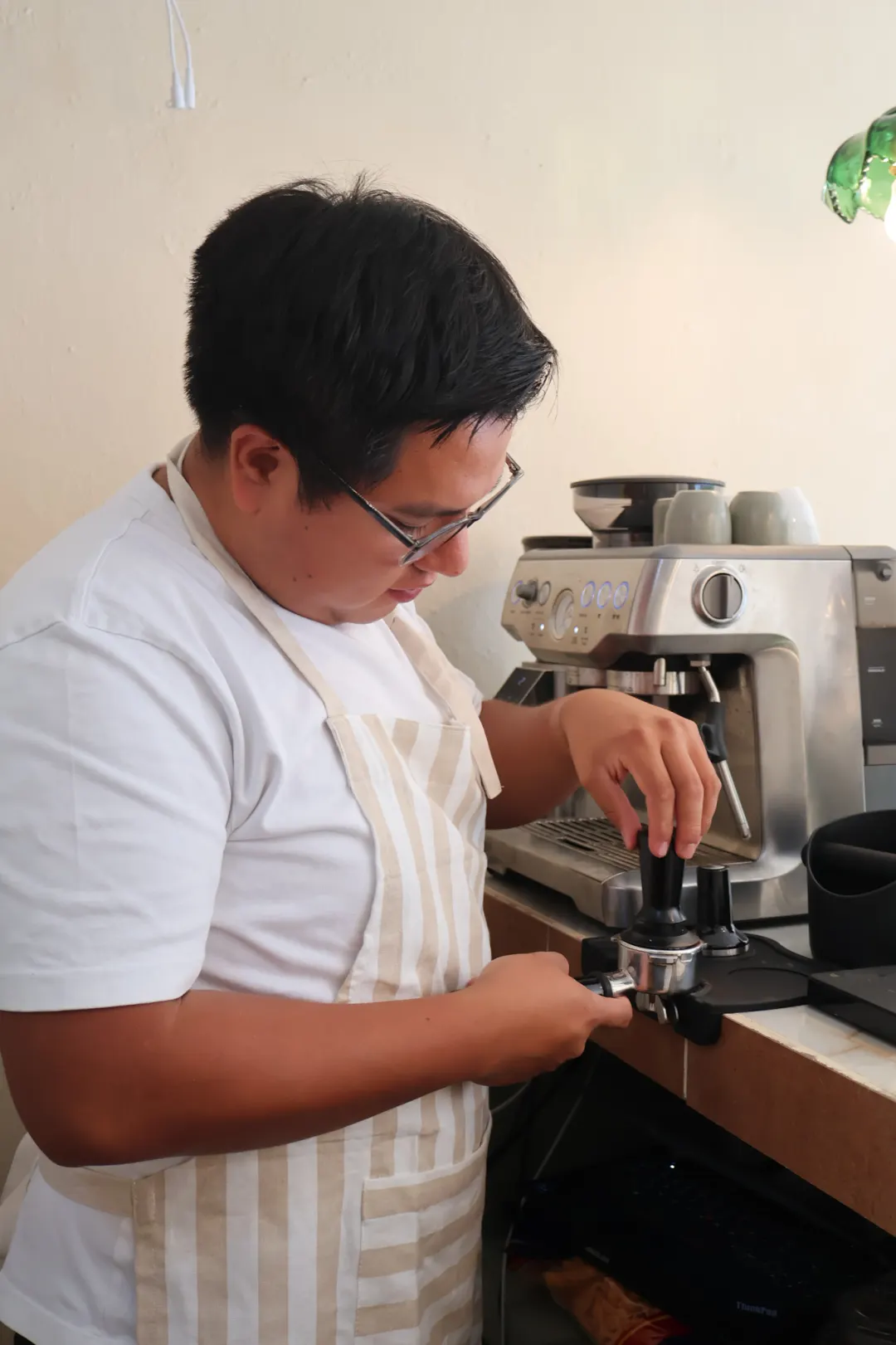 Barista preparando espresso en la máquina Venus