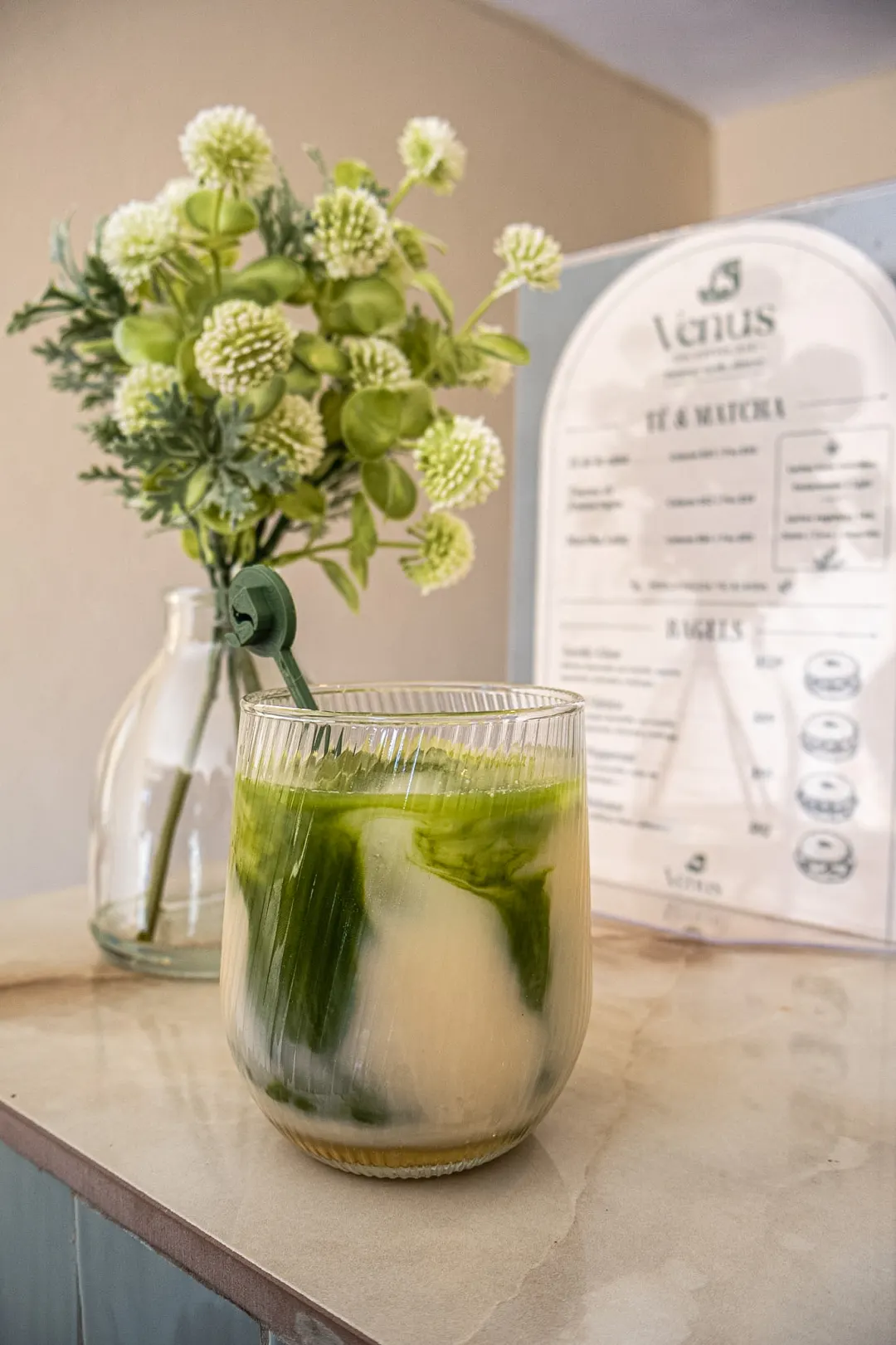 Matcha latte Venus con menú de té y matcha