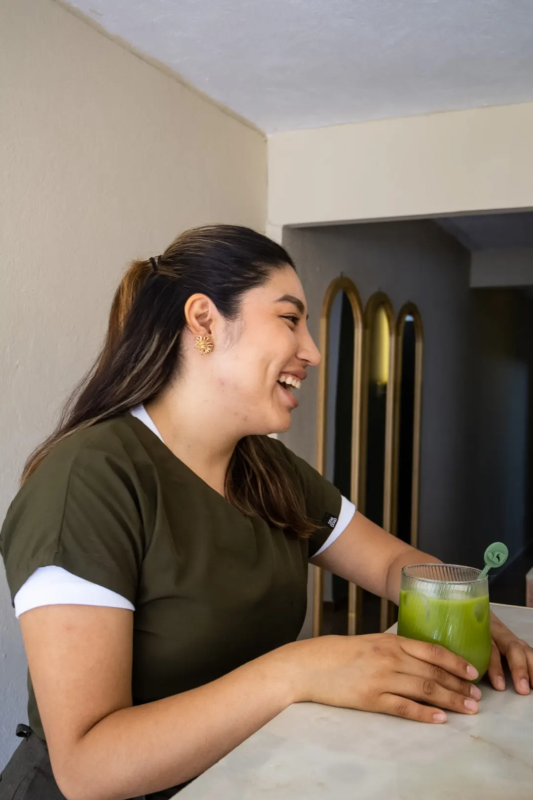Sonrisa de la cosmetóloga Venus con matcha