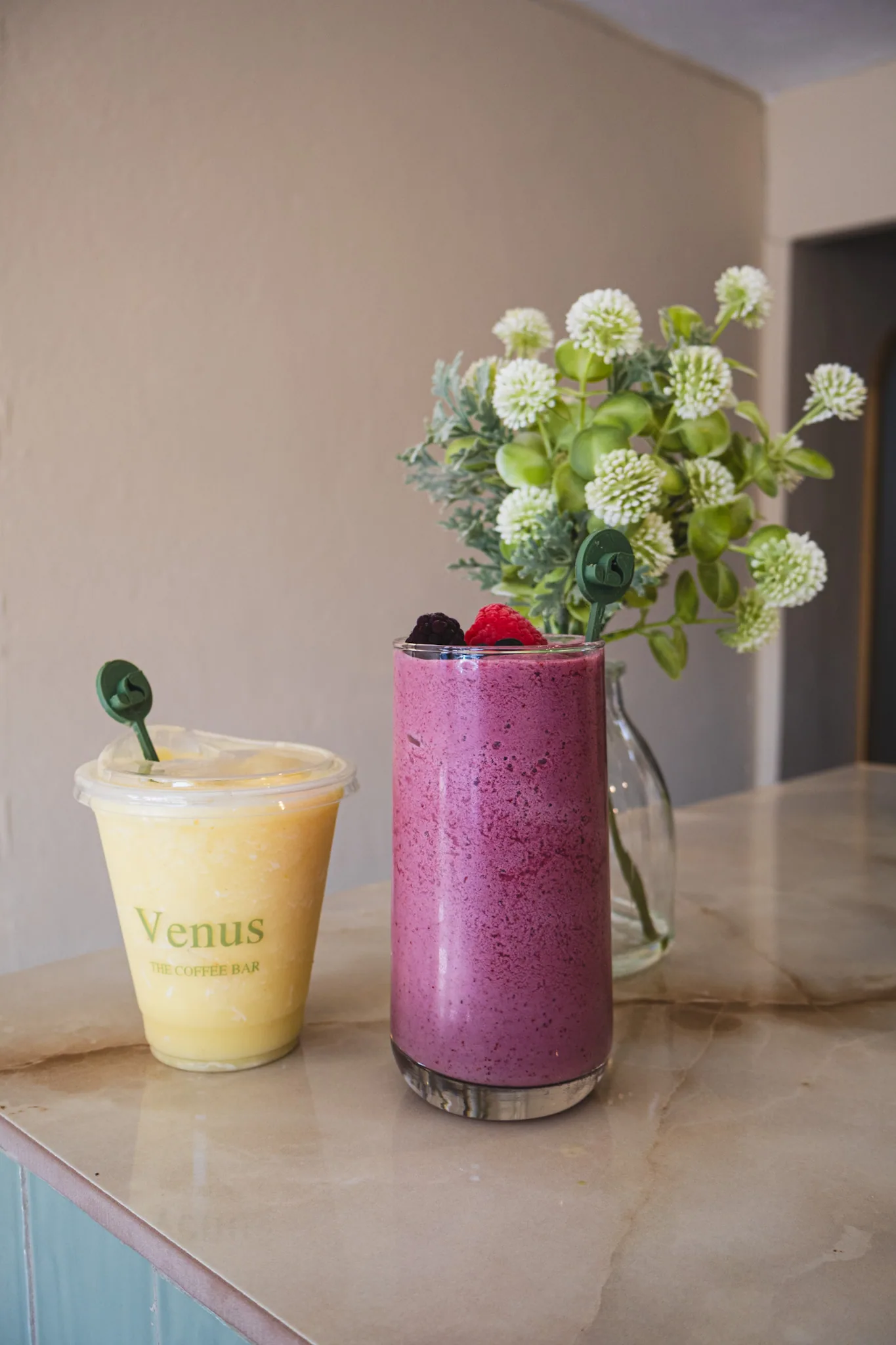 Bebidas de la barra Venus en mesa verde